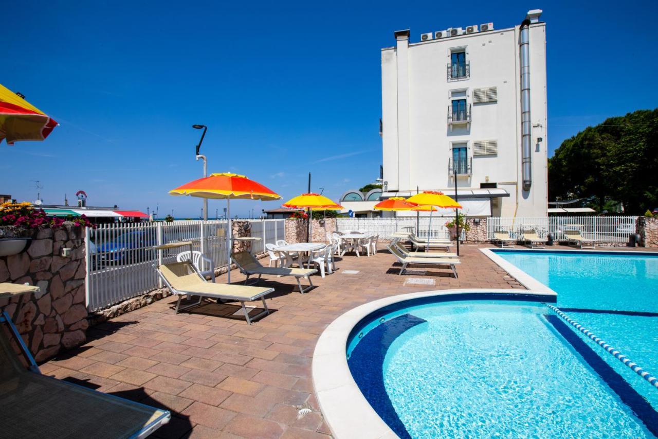 Miramare Hotel Ristorante Convegni تْشيزيناتيكو المظهر الخارجي الصورة